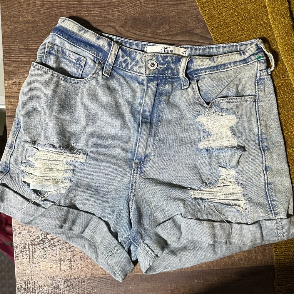 Hollister CURVY ULTRA HIGH-RISE MOM SHORT 3” Vintage Stretch